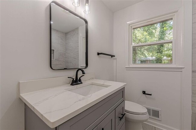 Building Photo - 2352 Glendale Dr