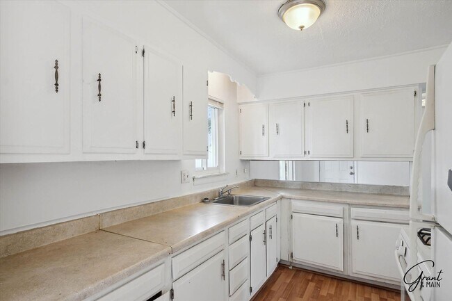 Building Photo - $1,350 - 3 Bed / 1 Bath House in Eastpointe