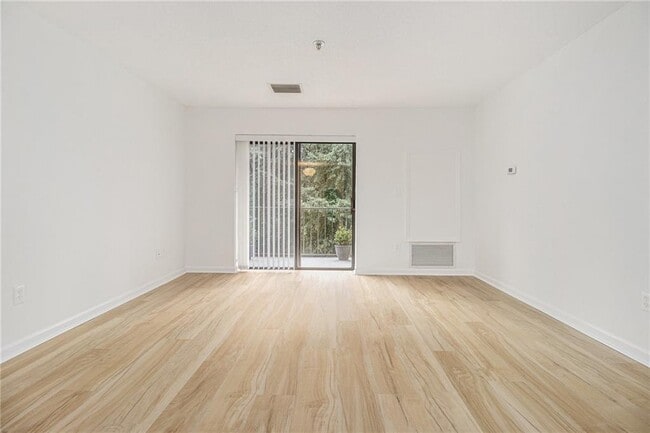 Building Photo - 300 Johnson Ferry Rd