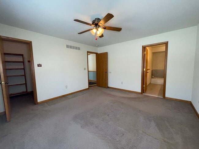 Building Photo - 33523 Roselawn St