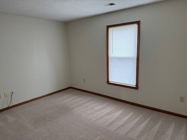 Building Photo - LANDSTOWN MEADOWS