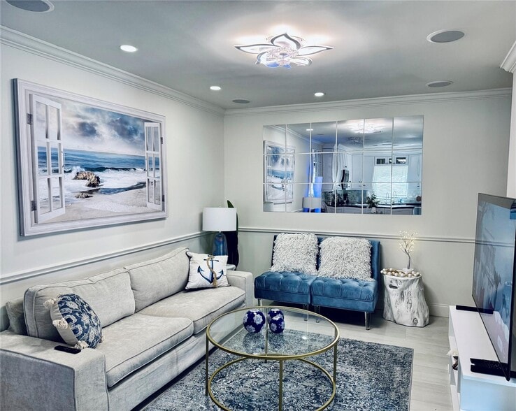 Building Photo - 1010 NE 8th Ave