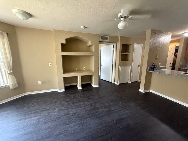 Building Photo - 8517 Island Breeze Ln