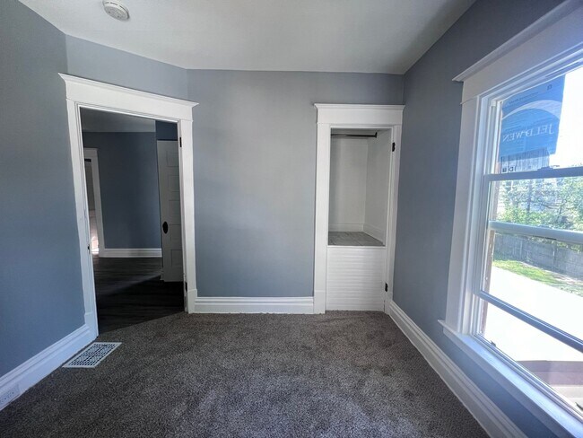 Building Photo - Large Single Family Five Bedroom Home!