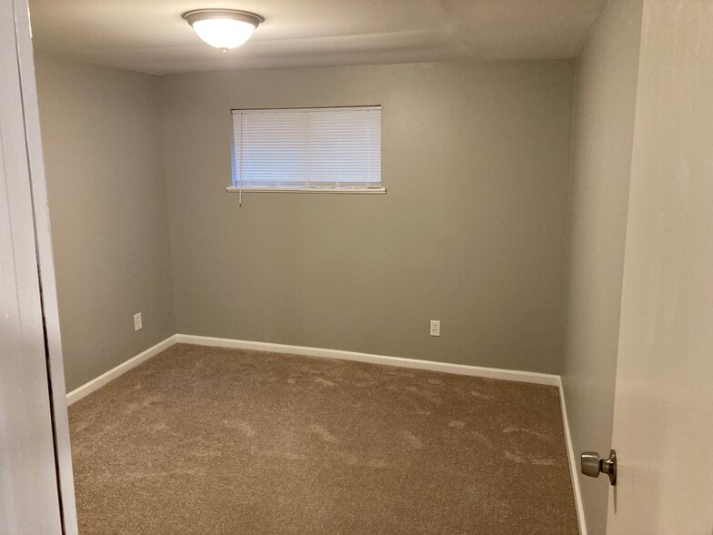 Building Photo - 319 Camp Horne Rd