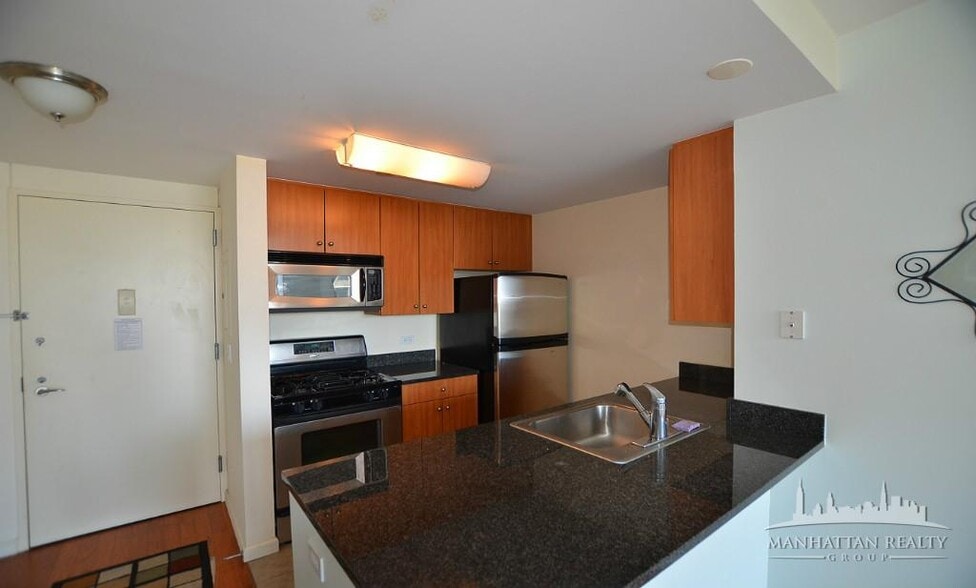 Building Photo - 455 Main St