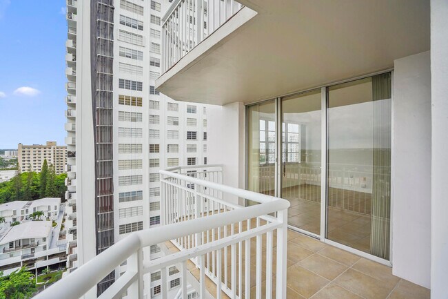 Building Photo - 18051 Biscayne Blvd