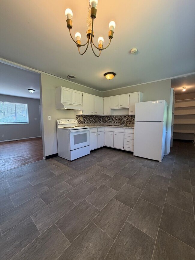 Building Photo - 3 Bedroom in Frankfort!