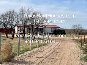 Building Photo - Country Life! Horse Lover's Dream 3/2 plus carport