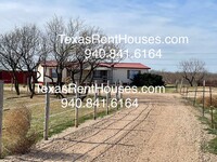 Building Photo - Country Life! Horse Lover's Dream 3/2 plus...