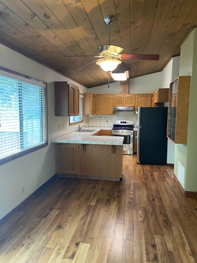 Building Photo - Excellent eastside location, 3/2, fenced yard, 2 car garage