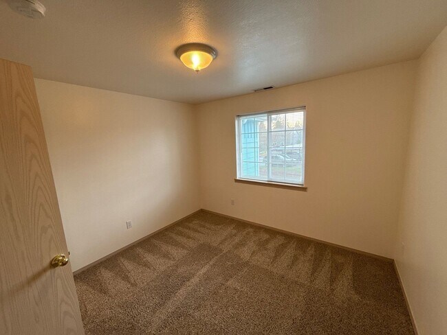 Building Photo - 1685 Lucinda Ave NE