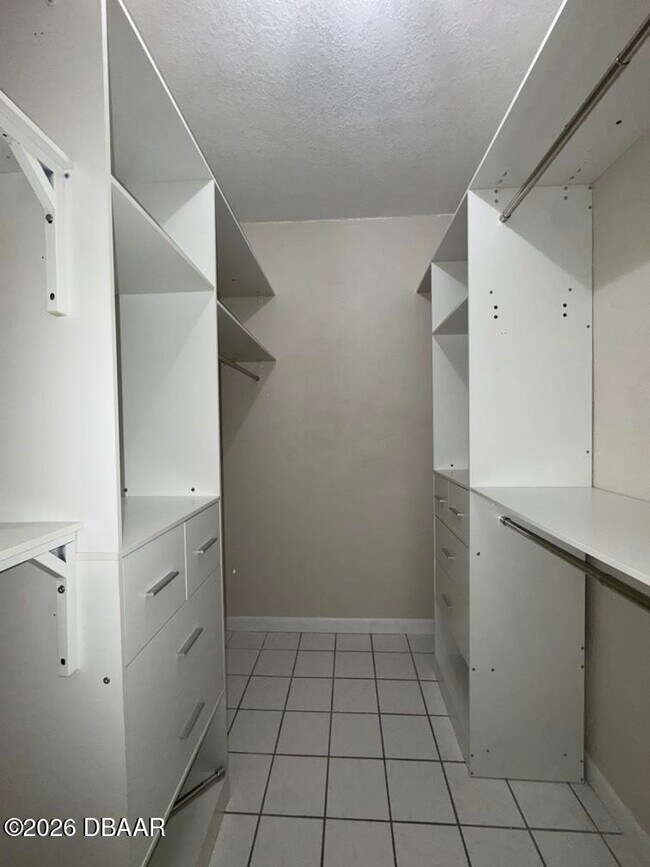 Building Photo - 190 Hidden Hills Dr