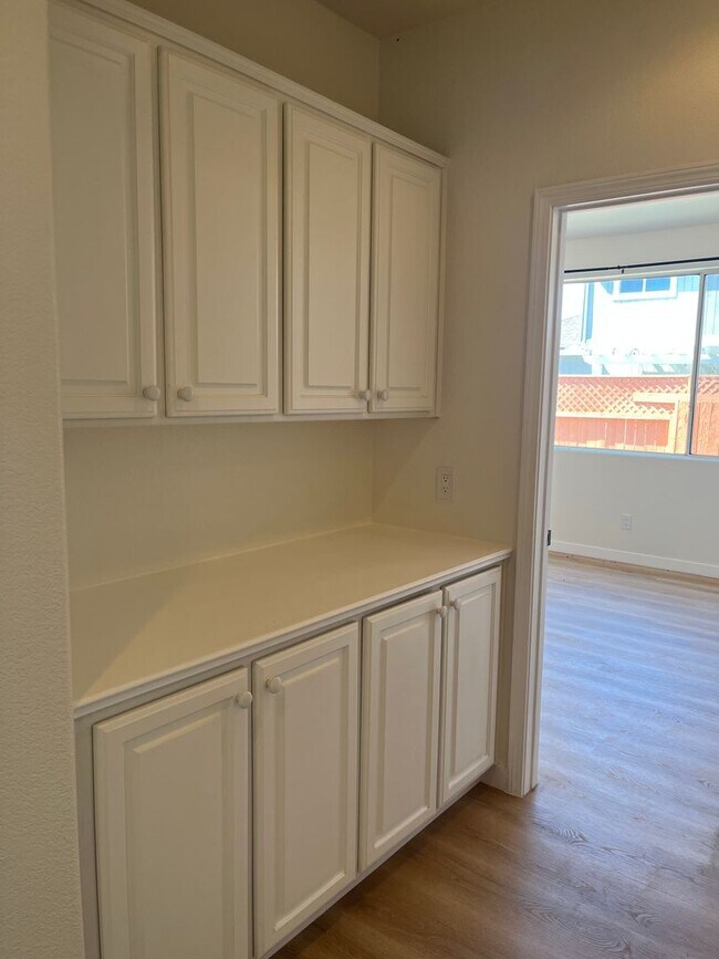 Building Photo - 2065 Banjo Dr