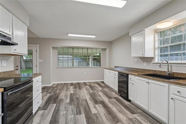 Building Photo - 406 Pine Shadows Dr