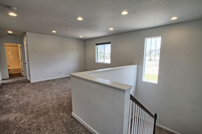 Building Photo - 3 bed 2.5 bath Crystal Valley Ranch home b...