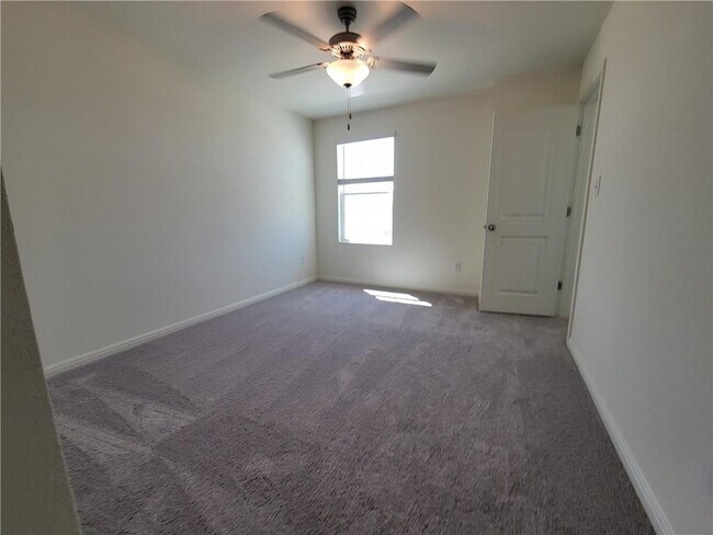 Building Photo - 421 Wren Ln