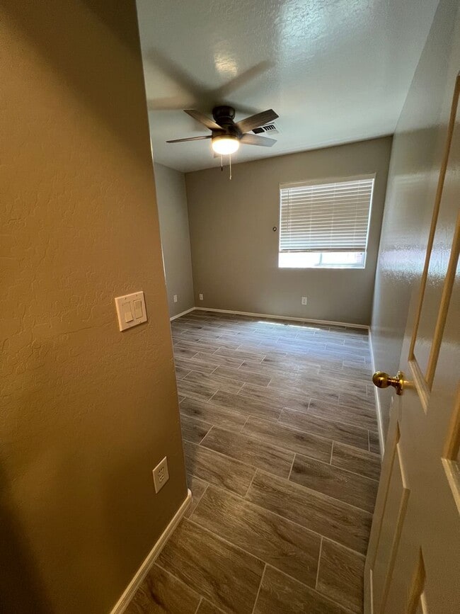 Building Photo - South Phoenix 4 Bed 2 Bath