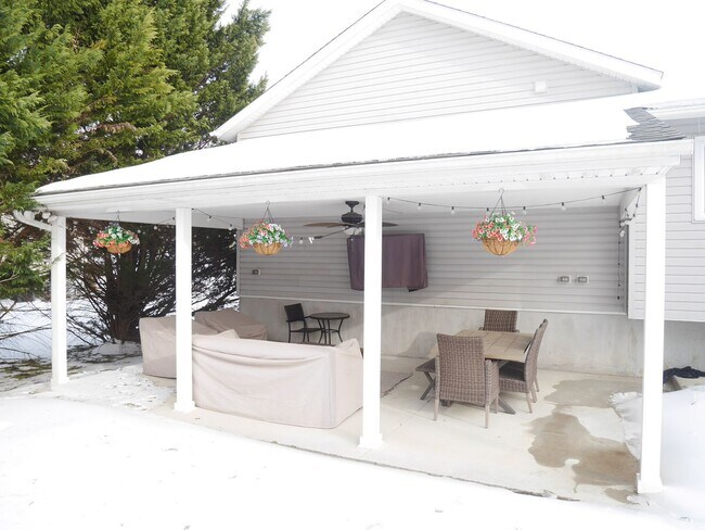 Building Photo - Beautiful 4-Bedroom Home with Finished Basement & Large Yard- Sykesville, MD