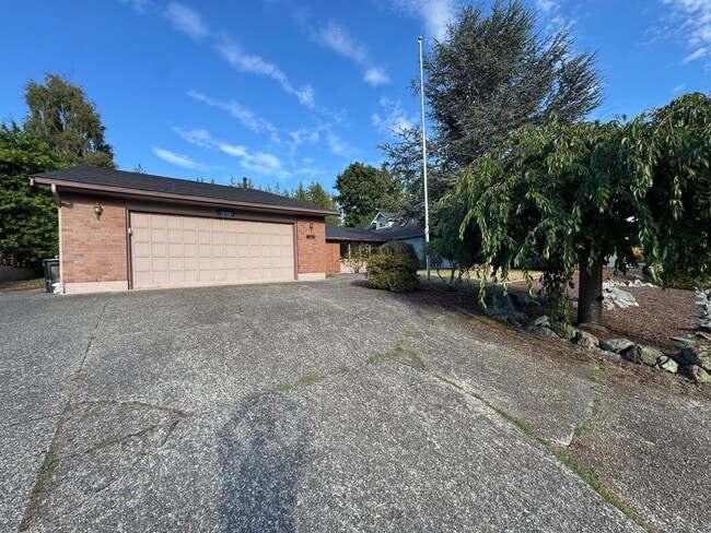 Building Photo - 3 Bed, 2.5 Bath Country Club