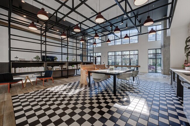 Building Photo - 975 Memorial Dr SE