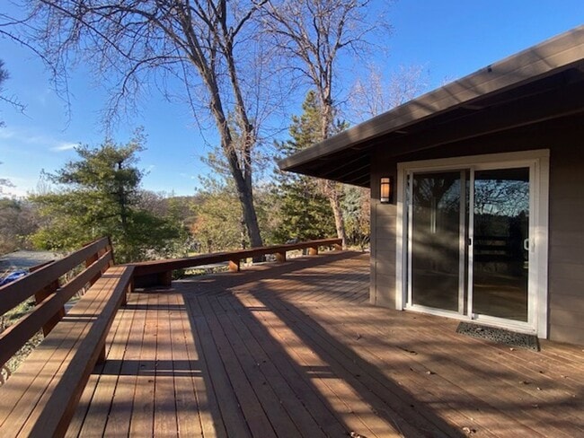 Building Photo - Beautiful 2 Bedroom/2 Bathroom Home with a Great Room, Fireplace and access to shared swimming pool