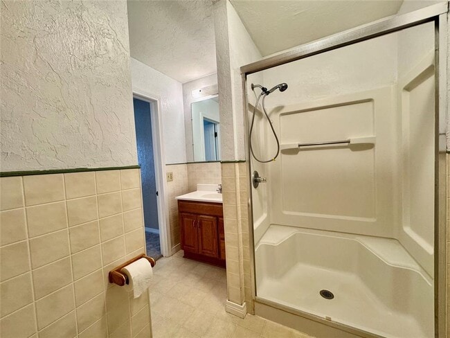 Building Photo - 711 N Broadway Ave