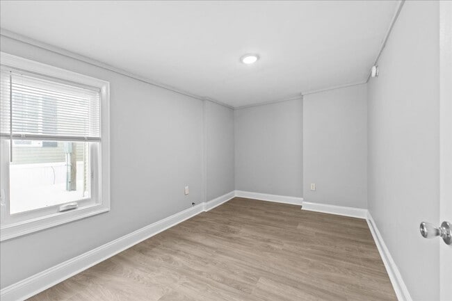 Building Photo - Newly Renovated 3 bedroom home in Burlington