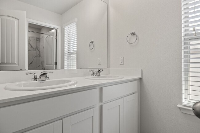 Building Photo - Beautiful Northfields Home | Quartz Counters, Open Floor Plan & Appliances Included