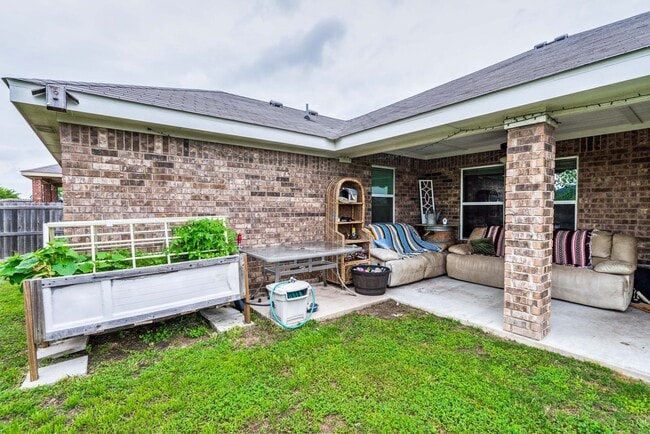 Building Photo - ** BEAUTIFUL 3 BED/ 2 BATH HOUSE **