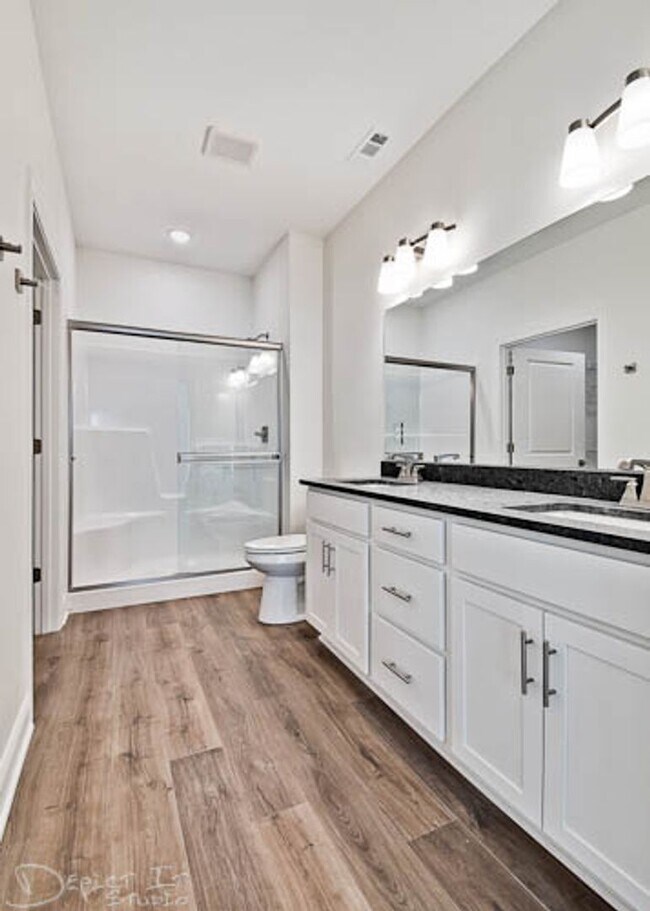 Building Photo - Big Creek Golf Course - 3 Bed 2 Bath Double Garage