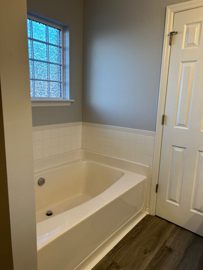 Building Photo - Spacious Family Rental in Prime Location