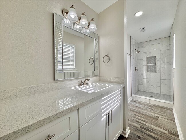 Building Photo - 5115 Hialeah Dr