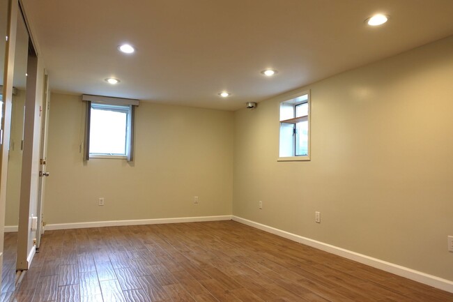 Building Photo - Fully Updated 2BR Apt