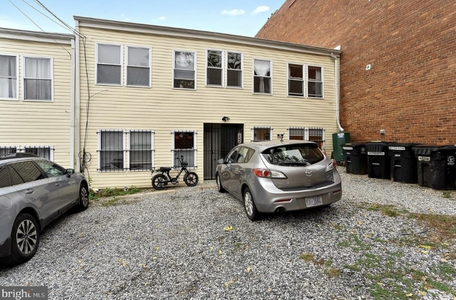 Building Photo - 302 Todd Pl NE