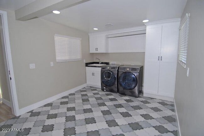 Building Photo - 8541 E Catalina Dr