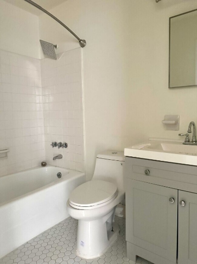 Building Photo - Bright & Airy 3-Bedroom home with Bonus Den