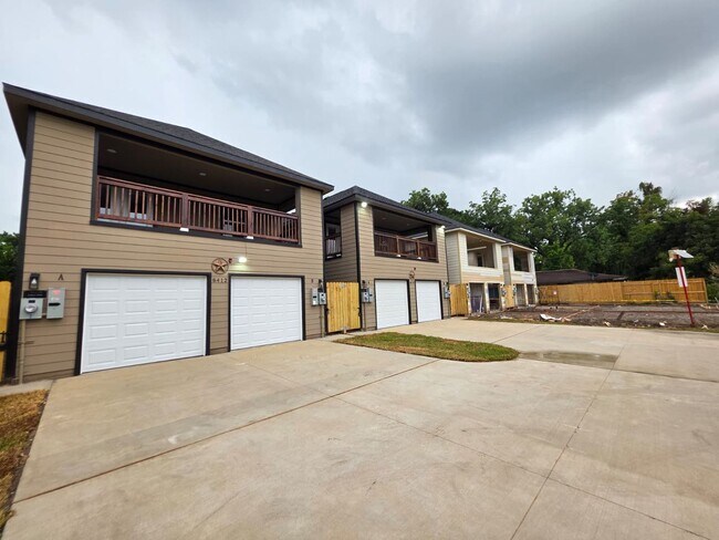 Primary Photo - Stunning Duplex with Garage & Modern Finishes