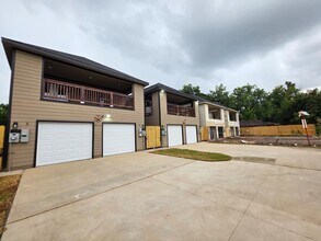 Building Photo - Stunning Duplex with Garage & Modern Finishes