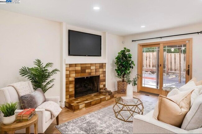 Building Photo - 725 Old Creek Rd