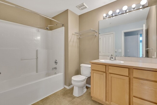 Building Photo - 2 Bed 1 Bath Condo in Lakeland Hills