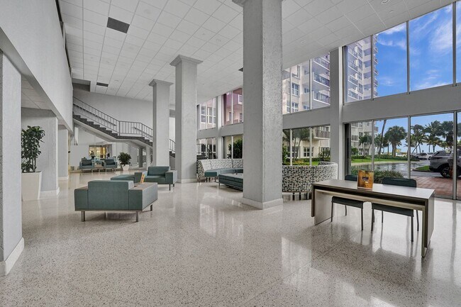 Building Photo - Beautiful 2 bedroom 1.5 bath Condo