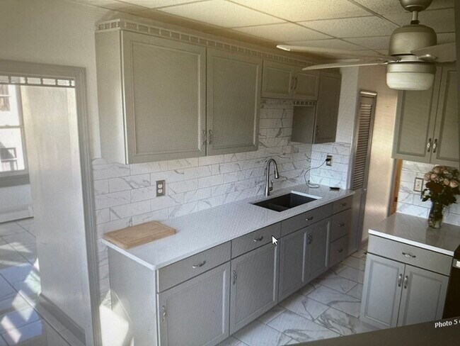 Building Photo - 66-68 Hillberg Ave