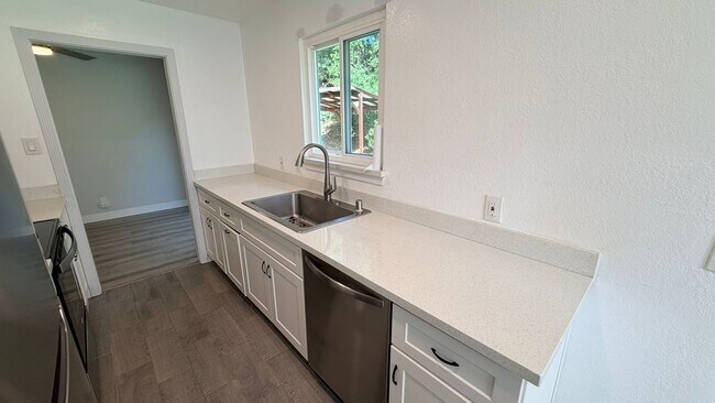 Building Photo - Pleasant Hill! Beautiful remolded 3 bedroom 1 bath single family home excellent neighborhood!