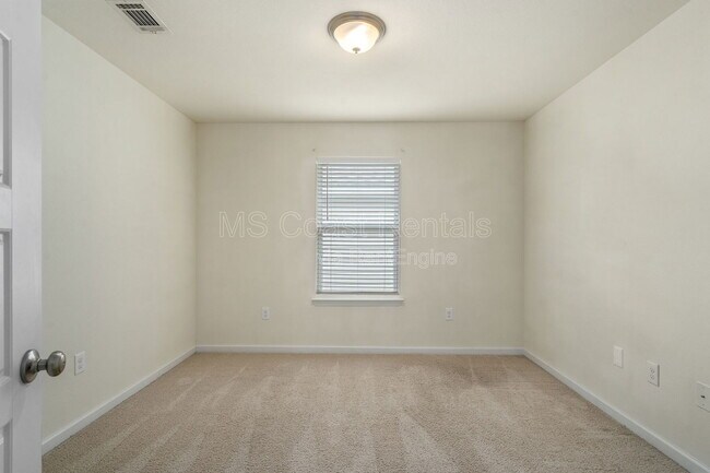 Building Photo - 515 E Marigold Dr