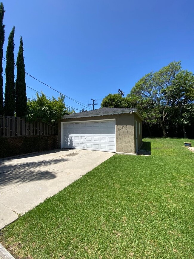 Building Photo - 2335 S Garth Ave