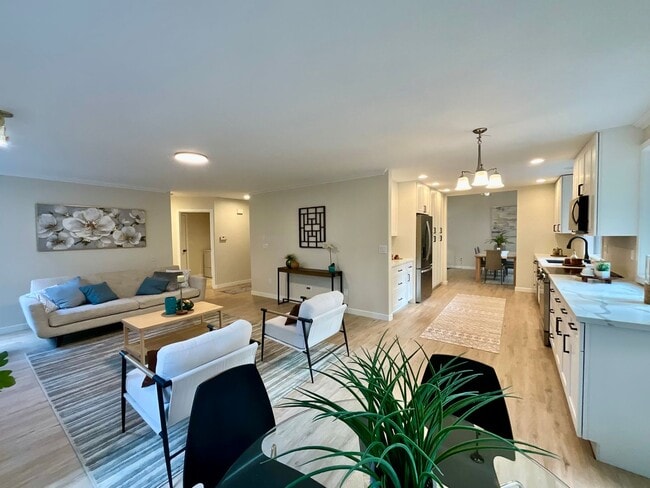 Building Photo - Spacious 3-Bedroom Home with Sunroom in Private Lake Community – Everett