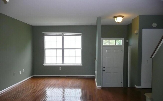 Building Photo - Very clean and well maintained 3BR 2 full ...