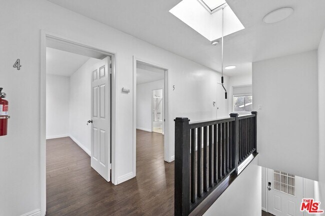 Building Photo - 1128 Irolo St