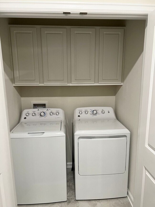 Building Photo - Incredible 5 Bedroom, 3 Bath Town home wit...